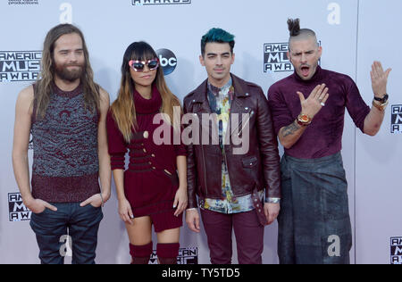 Von links, Künstler Jack Lawless, JinJoo Lee, Joe Jonas und Cole Whittle Musik Gruppe DNC für die 43. jährlichen American Music Awards kommt statt bei Microsoft Theater in Los Angeles am 22. November 2015. Foto von Jim Ruymen/UPI Stockfoto