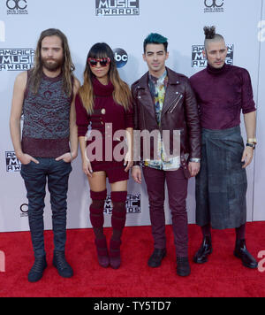 Von links, Künstler Jack Lawless, JinJoo Lee, Joe Jonas und Cole Whittle Musik Gruppe DNC für die 43. jährlichen American Music Awards kommt statt bei Microsoft Theater in Los Angeles am 22. November 2015. Foto von Jim Ruymen/UPI Stockfoto