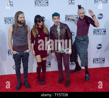 Von links, Künstler Jack Lawless, JinJoo Lee, Joe Jonas und Cole Whittle Musik Gruppe DNC für die 43. jährlichen American Music Awards kommt statt bei Microsoft Theater in Los Angeles am 22. November 2015. Foto von Jim Ruymen/UPI Stockfoto