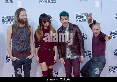 Von links, Künstler Jack Lawless, JinJoo Lee, Joe Jonas und Cole Whittle Musik Gruppe DNC für die 43. jährlichen American Music Awards kommt statt bei Microsoft Theater in Los Angeles am 22. November 2015. Foto von Jim Ruymen/UPI Stockfoto