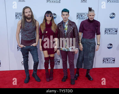 Von links, Künstler Jack Lawless, JinJoo Lee, Joe Jonas und Cole Whittle Musik Gruppe DNC für die 43. jährlichen American Music Awards kommt statt bei Microsoft Theater in Los Angeles am 22. November 2015. Foto von Jim Ruymen/UPI Stockfoto