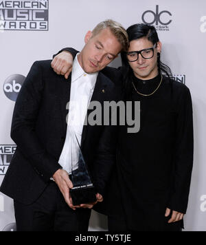 Von links, Künstler Diplo und Nils Koppruch von Jack U, Gewinner der Zusammenarbeit des Jahres, backstage auf der 43. jährlichen American Music Awards statt bei Microsoft Theater in Los Angeles am 22. November 2015. Foto von Jim Ruymen/UPI Stockfoto