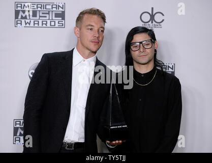 Von links, Künstler Diplo und Nils Koppruch von Jack U, Gewinner der Zusammenarbeit des Jahres, backstage auf der 43. jährlichen American Music Awards statt bei Microsoft Theater in Los Angeles am 22. November 2015. Foto von Jim Ruymen/UPI Stockfoto