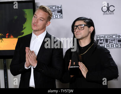 Von links, Künstler Diplo und Nils Koppruch von Jack U, Gewinner der Zusammenarbeit des Jahres, backstage auf der 43. jährlichen American Music Awards statt bei Microsoft Theater in Los Angeles am 22. November 2015. Foto von Jim Ruymen/UPI Stockfoto