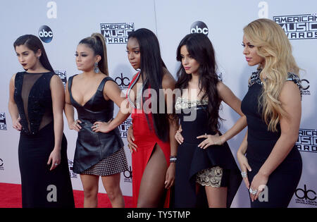 Singen Fünfte Gruppe Harmonie kommt für die 43. jährlichen American Music Awards bei Microsoft Theater in Los Angeles am 22. November 2015 statt. Foto von Jim Ruymen/UPI Stockfoto