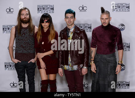 Von links, Künstler Jack Lawless, JinJoo Lee, Joe Jonas und Cole Whittle Musik Gruppe DNCE, erscheint hinter der Bühne auf der 43. jährlichen American Music Awards bei Microsoft Theater in Los Angeles am 22. November 2015 statt. Foto von Jim Ruymen/UPI Stockfoto