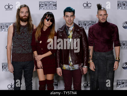 Von links, Künstler Jack Lawless, JinJoo Lee, Joe Jonas und Cole Whittle Musik Gruppe DNCE, erscheint hinter der Bühne auf der 43. jährlichen American Music Awards bei Microsoft Theater in Los Angeles am 22. November 2015 statt. Foto von Jim Ruymen/UPI Stockfoto