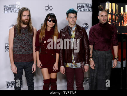 Von links, Künstler Jack Lawless, JinJoo Lee, Joe Jonas und Cole Whittle Musik Gruppe DNCE, erscheint hinter der Bühne auf der 43. jährlichen American Music Awards bei Microsoft Theater in Los Angeles am 22. November 2015 statt. Foto von Jim Ruymen/UPI Stockfoto