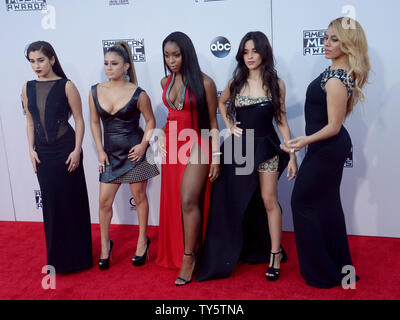 Singen Fünfte Gruppe Harmonie kommt für die 43. jährlichen American Music Awards bei Microsoft Theater in Los Angeles am 22. November 2015 statt. Foto von Jim Ruymen/UPI Stockfoto