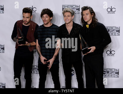 Von links, Künstler Liam Payne, Louis Tomlinson, Niall Horan und Harry Styles von einer Richtung, Sieger von Favorite Pop/Rock Band/Duo/Group, erscheinen backstage auf der 43. jährlichen American Music Awards bei Microsoft Theater in Los Angeles am 22. November 2015 statt. Foto von Jim Ruymen/UPI Stockfoto