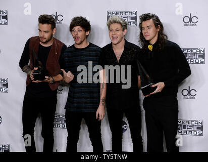 Von links, Künstler Liam Payne, Louis Tomlinson, Niall Horan und Harry Styles von einer Richtung, Sieger von Favorite Pop/Rock Band/Duo/Group, erscheinen backstage auf der 43. jährlichen American Music Awards bei Microsoft Theater in Los Angeles am 22. November 2015 statt. Foto von Jim Ruymen/UPI Stockfoto