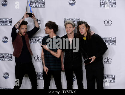 Von links, Künstler Liam Payne, Louis Tomlinson, Niall Horan und Harry Styles von einer Richtung, Sieger von Favorite Pop/Rock Band/Duo/Group, erscheinen backstage auf der 43. jährlichen American Music Awards bei Microsoft Theater in Los Angeles am 22. November 2015 statt. Foto von Jim Ruymen/UPI Stockfoto