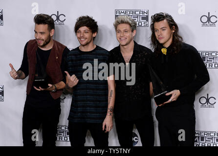 Von links, Künstler Liam Payne, Louis Tomlinson, Niall Horan und Harry Styles von einer Richtung, Sieger von Favorite Pop/Rock Band/Duo/Group, erscheinen backstage auf der 43. jährlichen American Music Awards bei Microsoft Theater in Los Angeles am 22. November 2015 statt. Foto von Jim Ruymen/UPI Stockfoto