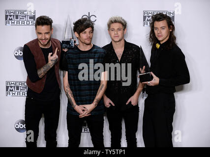 Von links, Künstler Liam Payne, Louis Tomlinson, Niall Horan und Harry Styles von einer Richtung, Sieger von Favorite Pop/Rock Band/Duo/Group, erscheinen backstage auf der 43. jährlichen American Music Awards bei Microsoft Theater in Los Angeles am 22. November 2015 statt. Foto von Jim Ruymen/UPI Stockfoto