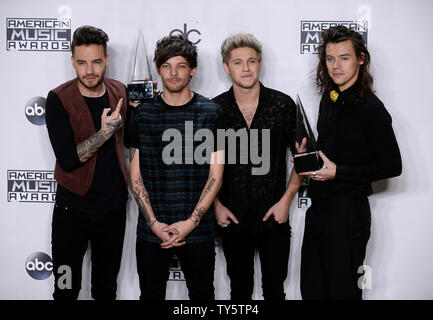 Von links, Künstler Liam Payne, Louis Tomlinson, Niall Horan und Harry Styles von einer Richtung, Sieger von Favorite Pop/Rock Band/Duo/Group, erscheinen backstage auf der 43. jährlichen American Music Awards bei Microsoft Theater in Los Angeles am 22. November 2015 statt. Foto von Jim Ruymen/UPI Stockfoto