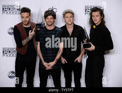 Von links, Künstler Liam Payne, Louis Tomlinson, Niall Horan und Harry Styles von einer Richtung, Sieger von Favorite Pop/Rock Band/Duo/Group, erscheinen backstage auf der 43. jährlichen American Music Awards bei Microsoft Theater in Los Angeles am 22. November 2015 statt. Foto von Jim Ruymen/UPI Stockfoto