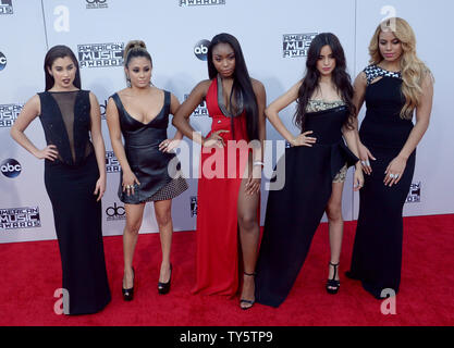 Singen Fünfte Gruppe Harmonie kommt für die 43. jährlichen American Music Awards bei Microsoft Theater in Los Angeles am 22. November 2015 statt. Foto von Jim Ruymen/UPI Stockfoto