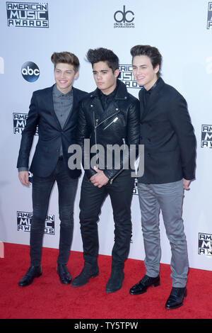 Von links, Künstler Ricky Garcia, Schmirgel Kelly und Liam Attridge der Music Group für immer in Ihrem Verstand kommen für die 43. jährlichen American Music Awards bei Microsoft Theater in Los Angeles am 22. November 2015 statt. Foto von Jim Ruymen/UPI Stockfoto