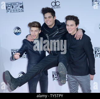 Von links, Künstler Ricky Garcia, Schmirgel Kelly und Liam Attridge der Music Group für immer in Ihrem Verstand kommen für die 43. jährlichen American Music Awards bei Microsoft Theater in Los Angeles am 22. November 2015 statt. Foto von Jim Ruymen/UPI Stockfoto