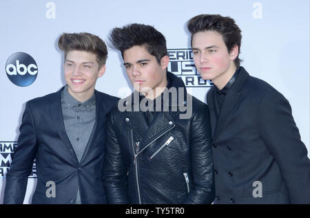 Von links, Künstler Ricky Garcia, Schmirgel Kelly und Liam Attridge der Music Group für immer in Ihrem Verstand kommen für die 43. jährlichen American Music Awards bei Microsoft Theater in Los Angeles am 22. November 2015 statt. Foto von Jim Ruymen/UPI Stockfoto