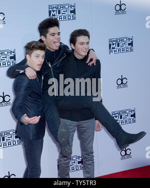 Von links, Künstler Ricky Garcia, Schmirgel Kelly und Liam Attridge der Music Group für immer in Ihrem Verstand kommen für die 43. jährlichen American Music Awards bei Microsoft Theater in Los Angeles am 22. November 2015 statt. Foto von Jim Ruymen/UPI Stockfoto