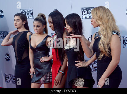 Singen Fünfte Gruppe Harmonie kommt für die 43. jährlichen American Music Awards bei Microsoft Theater in Los Angeles am 22. November 2015 statt. Foto von Jim Ruymen/UPI Stockfoto