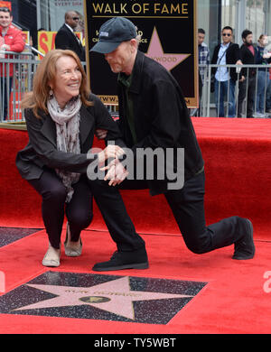 Regisseur und Schauspieler Ron Howard wird von seiner Frau Cheryl Howard während einer enthüllungsfeier ihn ehrt mit der 2,568 th Stern auf dem Hollywood Walk of Fame in Los Angeles am 10. Dezember 2015. Foto von Jim Ruymen/UPI Stockfoto