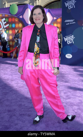 Warf Mitglied Paula Poundstone, die Stimme von Forgetter Paula in der animierten motion picture Komödie 'Inside Out' vermischt sich mit der Schauspielerin Ming Na wen Während der Premiere des Films im El Capitan Theatre in Hollywood" in Los Angeles am 8. Juni 2015. Handlung: Nach jungen Riley ist entwurzelt von ihrem Mittelwesten Leben und nach San Francisco zog, ihre Emotionen - Freude, Angst, Wut, Ekel und Traurigkeit - Konflikt, wie man am besten eine neue Stadt, Haus und Schule zu navigieren. Foto von Jim Ruymen/UPI Stockfoto