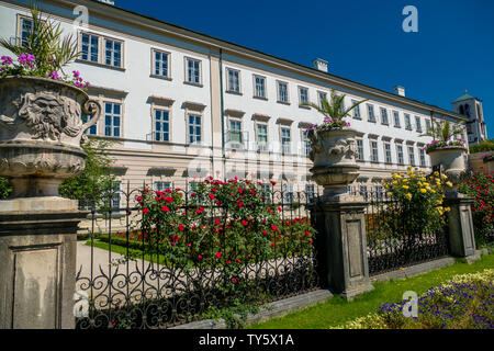 Blick auf berühmte Schloss Mirabell mit schönem Garten in Salzburg, Österreich Stockfoto