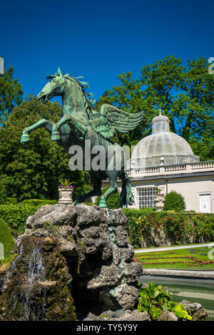 Schöne Bronzestatue von Pegasus im Mirabellgarten, Salzburg Stockfoto