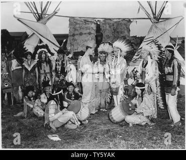 Indische Jamboree. Manheim, Deutschland; Umfang und Inhalt: Chief Willie Linder der Heidelberger Ogalala Stamm rauchen Friedenspfeife. Deutsche und GIs sind als Indianer, mit Tipis, dekoriert mit Fellen und Trommeln in der Bild als gut gekleidet. Ein Beispiel für die erheblichen Deutschen das Interesse an der Geschichte und Kultur des amerikanischen Westens. Stockfoto