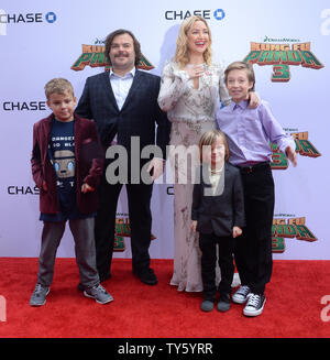 Darsteller Jack Black, die Stimme von Po und Kate Hudson, die Stimme von Mei Mei in den animierten Film Komödie 'Kung Fu Panda 3' und ihre Söhne Samuel Jason Schwarz, Bingham Hawn Bellamy und Ryder Robinson (L - R) die Premiere des Films in TCL Chinese Theatre in Hollywood" in Los Angeles am 16. Januar 2016 teil. Storyline: Weiterhin seine "legendären Abenteuer von awesomeness", Po müssen zwei äußerst epischen Gesicht, aber verschiedene Bedrohungen: eine übernatürliche und das andere ein wenig in seine Heimat näher. Foto von Jim Ruymen/UPI Stockfoto