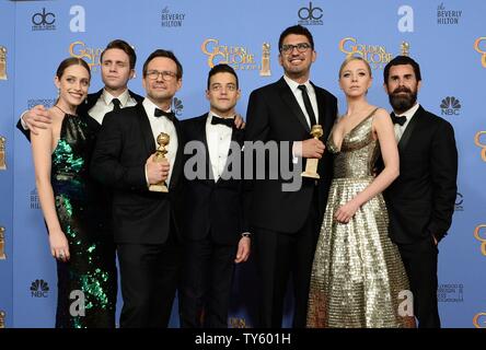 Von links, Schauspieler Carly Chaikin, Martin Wallström, Christian Slater, Rami Malek, Autor/Produzent Sam Esmail, Schauspielerin Portia Doubleday und Produzent Chad Hamilton, Gewinner des Award für die beste TV-Serie - Drama für "Mr. Roboter' erscheinen backstage bei der 73. jährlichen Golden Globe Awards im Beverly Hilton Hotel in Beverly Hills, Kalifornien am 10. Januar 2016. Foto von Jim Ruymen/UPI Stockfoto