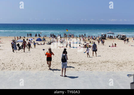 Menschenmassen am Strand während der Schulferien Surfers Paradise, Queensland, Australien Stockfoto