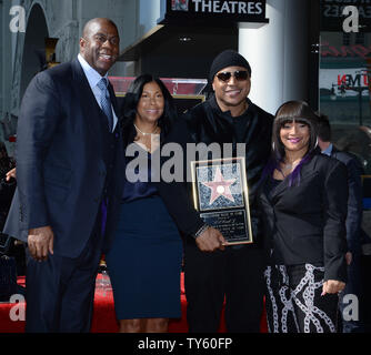 LL Cool J hält eine Replik Plakette, wie er durch das Earvin "Magic" Johnson und Earlitha 'Cookie' Johnson (L) und seine Frau Simone Smith (R) während einer enthüllungsfeier ihn ehrt mit dem 2.571 st Stern auf dem Hollywood Walk of Fame ist in Los Angeles am 21. Januar 2016. Foto von Jim Ruymen/UPI Stockfoto