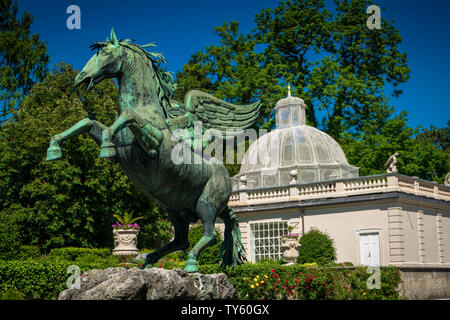 Schöne Bronzestatue von Pegasus im Mirabellgarten, Salzburg Stockfoto