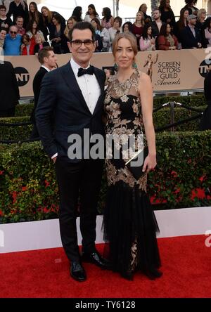 Schauspieler Ty Burrell, Links, und Holly Burrell die 22. jährliche Screen Actors Guild Awards teilnehmen im Shrine Auditorium & Expo Hall in Los Angeles, Kalifornien am 30. Januar 2016. Foto von Jim Ruymen/UPI Stockfoto