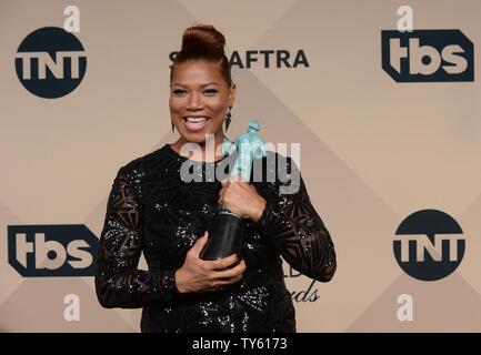 Schauspielerin Queen Latifah, Sieger der hervorragende Leistung durch eine Weibliche Schauspieler in einem Fernsehfilm oder Miniserie, für "Bessie", erscheint hinter der Bühne während der 22. jährlichen Screen Actors Guild Awards im Shrine Auditorium & Expo Hall in Los Angeles, Kalifornien am 30. Januar 2016. Foto von Jim Ruymen/UPI Stockfoto