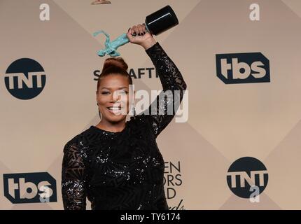 Schauspielerin Queen Latifah, Sieger der hervorragende Leistung durch eine Weibliche Schauspieler in einem Fernsehfilm oder Miniserie, für "Bessie", erscheint hinter der Bühne während der 22. jährlichen Screen Actors Guild Awards im Shrine Auditorium & Expo Hall in Los Angeles, Kalifornien am 30. Januar 2016. Foto von Jim Ruymen/UPI Stockfoto