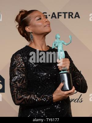 Schauspielerin Queen Latifah, Sieger der hervorragende Leistung durch eine Weibliche Schauspieler in einem Fernsehfilm oder Miniserie, für "Bessie", erscheint hinter der Bühne während der 22. jährlichen Screen Actors Guild Awards im Shrine Auditorium & Expo Hall in Los Angeles, Kalifornien am 30. Januar 2016. Foto von Jim Ruymen/UPI Stockfoto