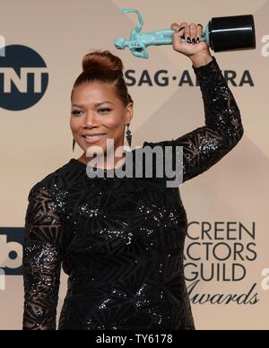 Schauspielerin Queen Latifah, Sieger der hervorragende Leistung durch eine Weibliche Schauspieler in einem Fernsehfilm oder Miniserie, für "Bessie", erscheint hinter der Bühne während der 22. jährlichen Screen Actors Guild Awards im Shrine Auditorium & Expo Hall in Los Angeles, Kalifornien am 30. Januar 2016. Foto von Jim Ruymen/UPI Stockfoto