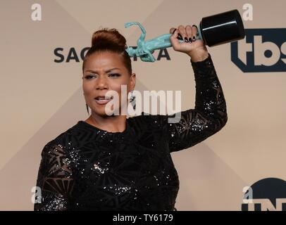 Schauspielerin Queen Latifah, Sieger der hervorragende Leistung durch eine Weibliche Schauspieler in einem Fernsehfilm oder Miniserie, für "Bessie", erscheint hinter der Bühne während der 22. jährlichen Screen Actors Guild Awards im Shrine Auditorium & Expo Hall in Los Angeles, Kalifornien am 30. Januar 2016. Foto von Jim Ruymen/UPI Stockfoto