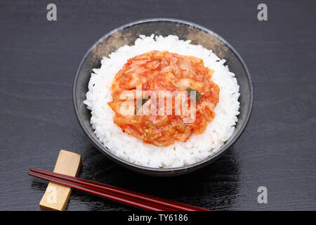 Koreanische gekochten Reis mit Kimchi Stockfoto