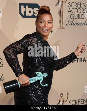 Schauspielerin Queen Latifah, Sieger der hervorragende Leistung durch eine Weibliche Schauspieler in einem Fernsehfilm oder Miniserie, für "Bessie", erscheint hinter der Bühne während der 22. jährlichen Screen Actors Guild Awards im Shrine Auditorium & Expo Hall in Los Angeles, Kalifornien am 30. Januar 2016. Foto von Jim Ruymen/UPI Stockfoto