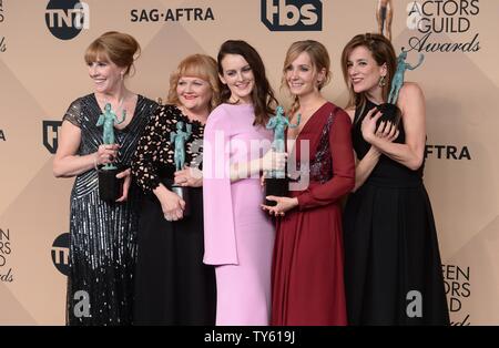 Von links, Schauspielerinnen Phyllis Logan, Lesley, Nicol, Sophie McShera, Joanne Froggatt, und Raquel Cassidy, Gewinner der hervorragende Leistung durch ein Ensemble in einer Drama Serie für "ownton Abbey, 'Erscheinen backstage bei der 22. jährlichen Screen Actors Guild Awards im Shrine Auditorium & Expo Hall in Los Angeles, Kalifornien am 30. Januar 2016. Foto von Jim Ruymen/UPI Stockfoto