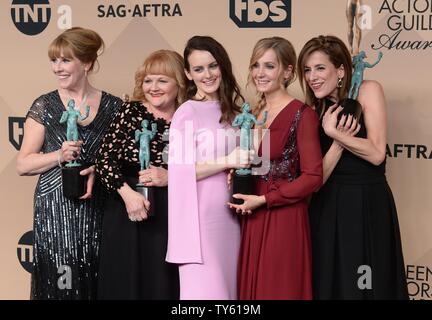 Von links, Schauspielerinnen Phyllis Logan, Lesley, Nicol, Sophie McShera, Joanne Froggatt, und Raquel Cassidy, Gewinner der hervorragende Leistung durch ein Ensemble in einer Drama Serie für "ownton Abbey, 'Erscheinen backstage bei der 22. jährlichen Screen Actors Guild Awards im Shrine Auditorium & Expo Hall in Los Angeles, Kalifornien am 30. Januar 2016. Foto von Jim Ruymen/UPI Stockfoto