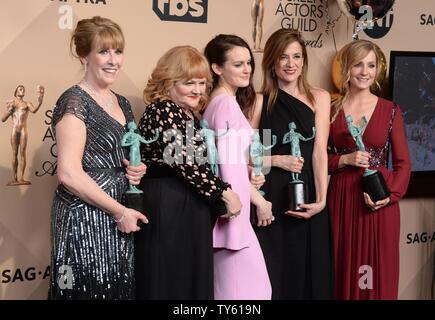 Von links, Schauspielerinnen Phyllis Logan, Lesley, Nicol, Sophie McShera, Joanne Froggatt, und Raquel Cassidy, Gewinner der hervorragende Leistung durch ein Ensemble in einer Drama Serie für "ownton Abbey, 'Erscheinen backstage bei der 22. jährlichen Screen Actors Guild Awards im Shrine Auditorium & Expo Hall in Los Angeles, Kalifornien am 30. Januar 2016. Foto von Jim Ruymen/UPI Stockfoto