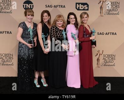 Von links, Schauspielerinnen Phyllis Logan, Lesley, Nicol, Sophie McShera, Joanne Froggatt, und Raquel Cassidy, Gewinner der hervorragende Leistung durch ein Ensemble in einer Drama Serie für "ownton Abbey, 'Erscheinen backstage bei der 22. jährlichen Screen Actors Guild Awards im Shrine Auditorium & Expo Hall in Los Angeles, Kalifornien am 30. Januar 2016. Foto von Jim Ruymen/UPI Stockfoto