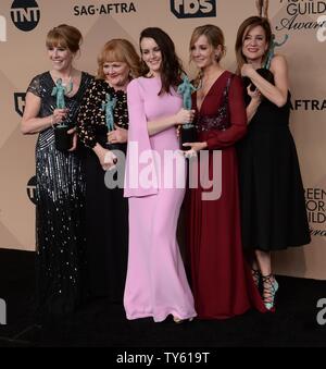 Von links, Schauspielerinnen Phyllis Logan, Lesley, Nicol, Sophie McShera, Joanne Froggatt, und Raquel Cassidy, Gewinner der hervorragende Leistung durch ein Ensemble in einer Drama Serie für "ownton Abbey, 'Erscheinen backstage bei der 22. jährlichen Screen Actors Guild Awards im Shrine Auditorium & Expo Hall in Los Angeles, Kalifornien am 30. Januar 2016. Foto von Jim Ruymen/UPI Stockfoto