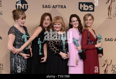 Von links, Schauspielerinnen Phyllis Logan, Lesley, Nicol, Sophie McShera, Joanne Froggatt, und Raquel Cassidy, Gewinner der hervorragende Leistung durch ein Ensemble in einer Drama Serie für "ownton Abbey, 'Erscheinen backstage bei der 22. jährlichen Screen Actors Guild Awards im Shrine Auditorium & Expo Hall in Los Angeles, Kalifornien am 30. Januar 2016. Foto von Jim Ruymen/UPI Stockfoto